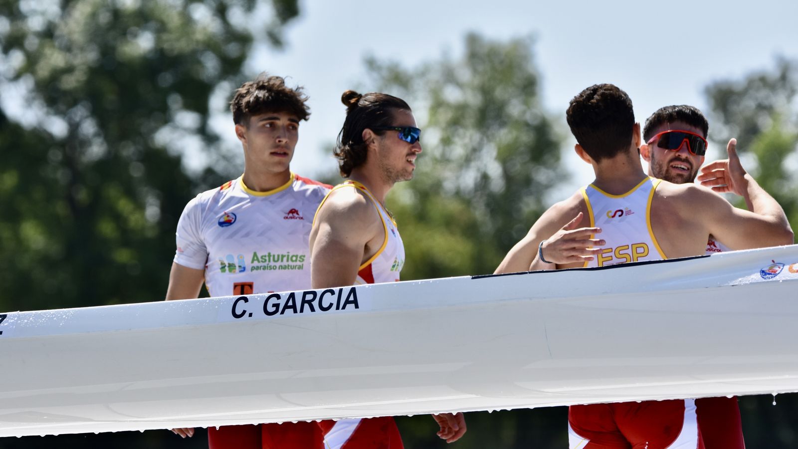 Los cuatro canoístas españoles se saludan al finalizar la prueba.