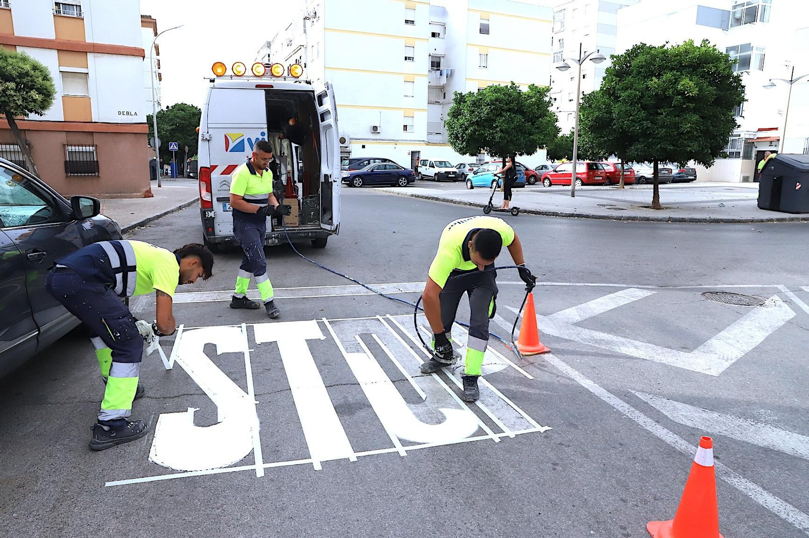 Uno de los equipos realizando trabajos de pintado de marcas viales.