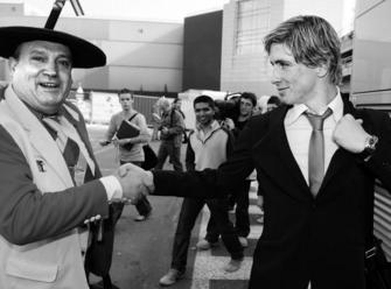 El delantero del Liverpool Fernando Torres, asediado a su llegada a Bruselas con la selección.