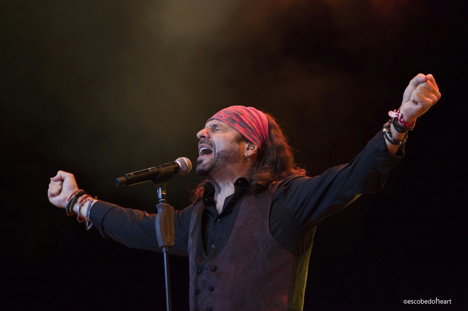 1. El Arrebato, durante uno de sus recientes conciertos. 2. Voluntarios y miembros de Cáritas en Mairena del Alcor, durante la última colecta de alimentos.