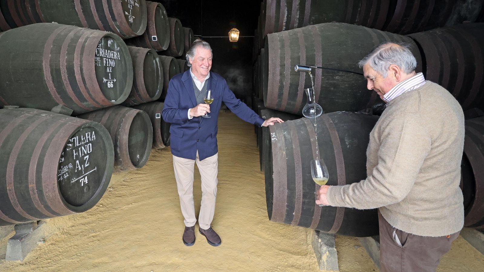Miguel Calvo sirve una copa de Viña Corrales, venencia en mano, en presencia de Carlos del Río. Miguel Calvo sirve una copa de Viña Corrales, venencia en mano, en presencia de Carlos del Río.