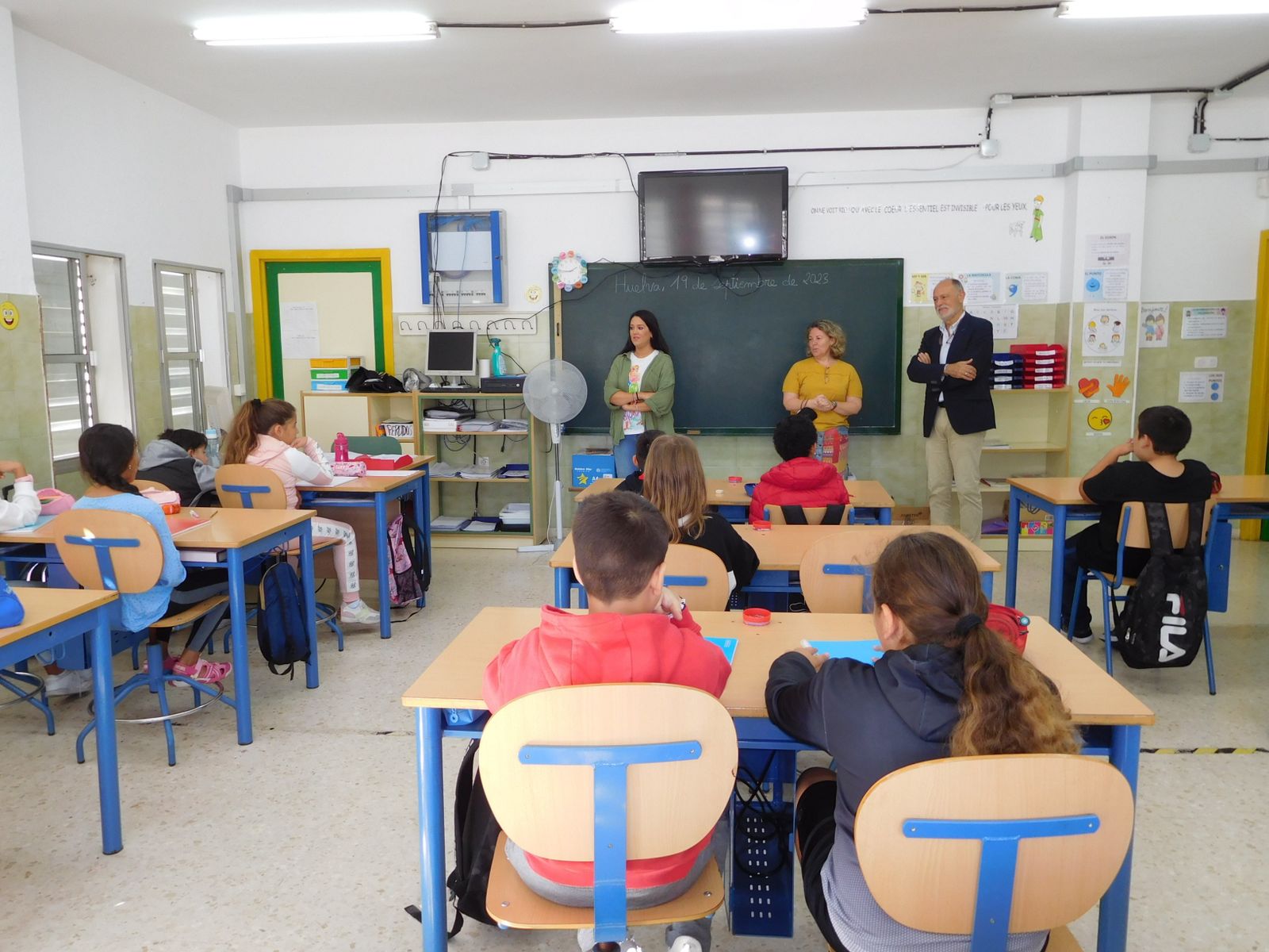 José Luis Menéndez visita uno de los centros educativos beneficiarios de las agendas de Aiqbe.