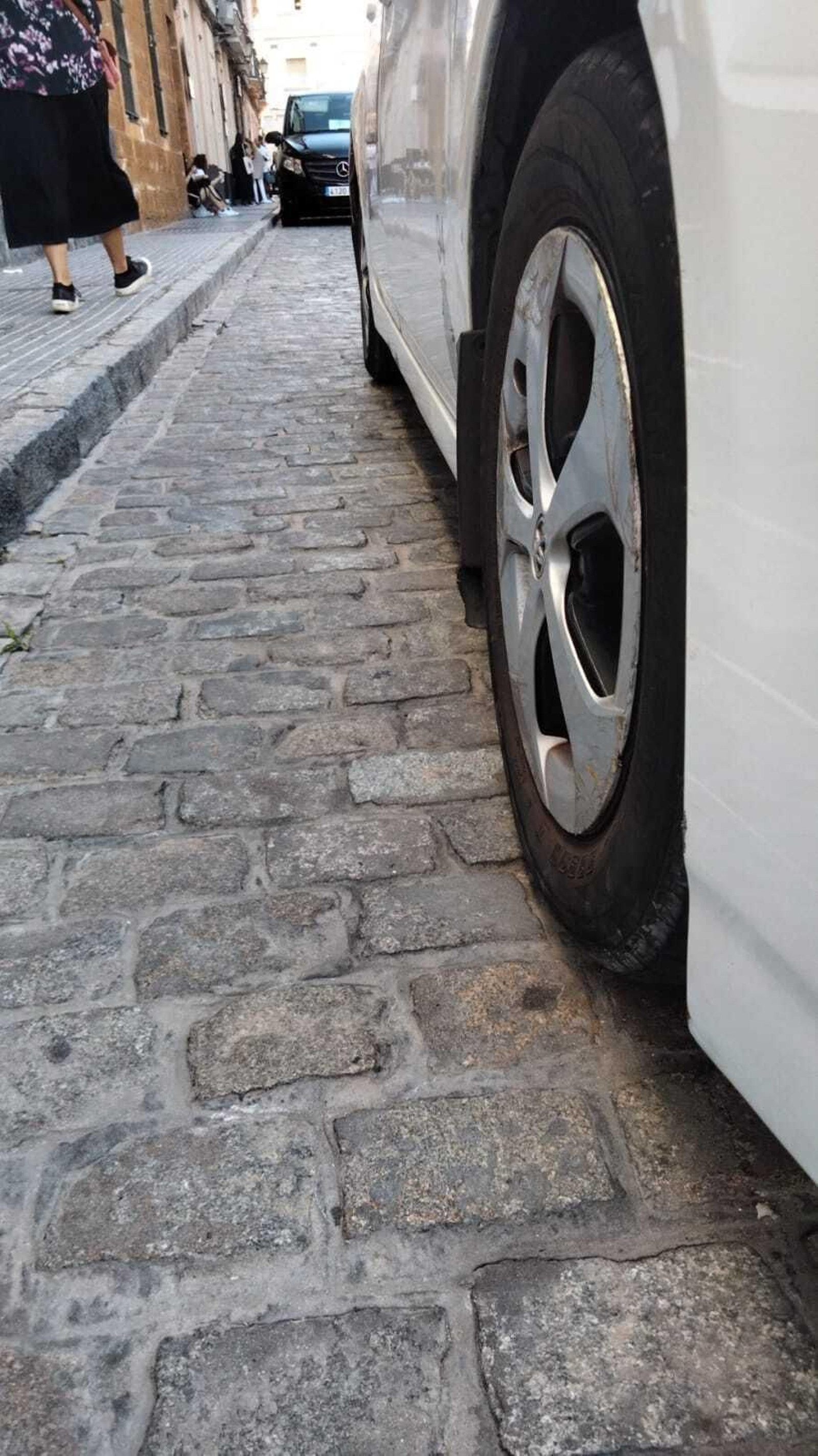 Un vehículo de transporte conductor (VTC) aparcado ayer por la tarde en la parada de taxi.