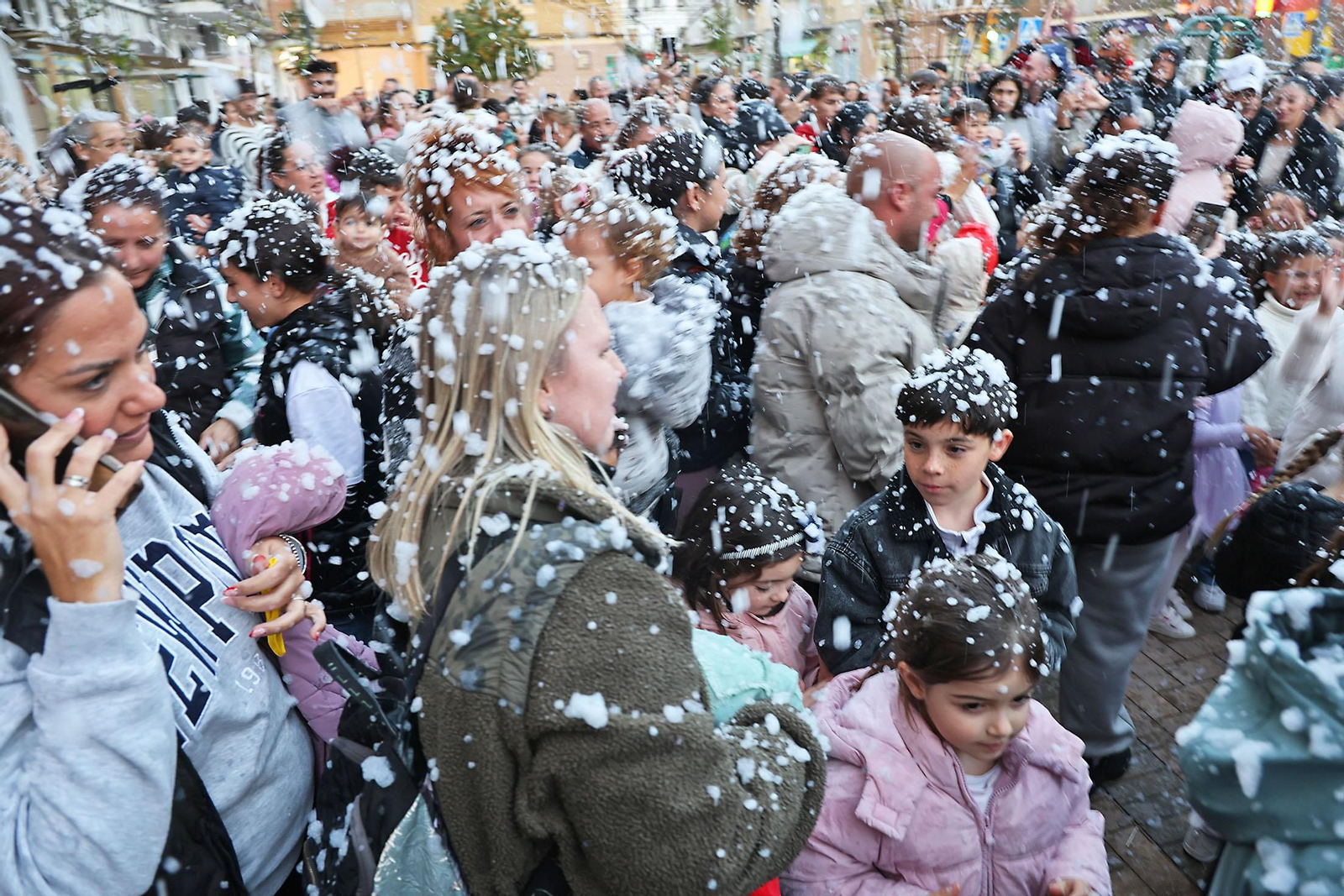 Una sorprendente nevada llena de alegría el barrio de Las Colonias