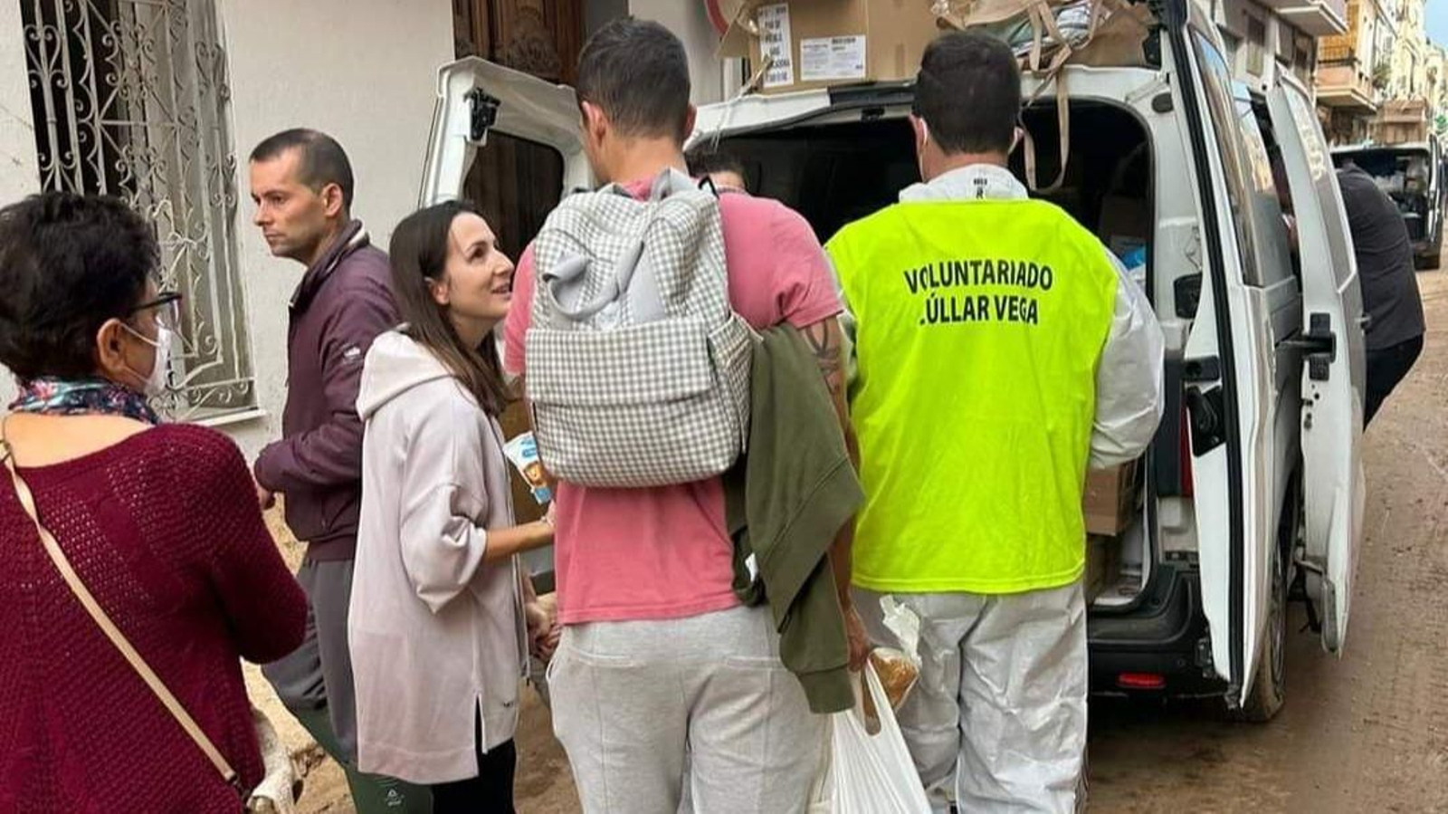 Voluntarios de Cúllar Vega en Valencia. 