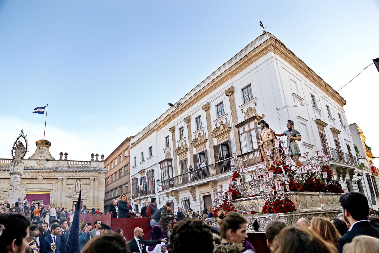 Pilatos presenta al Ecce Homo al pueblo de Jerez en la plaza de la Asunción: Ecce Homo, he aquí el hombre.