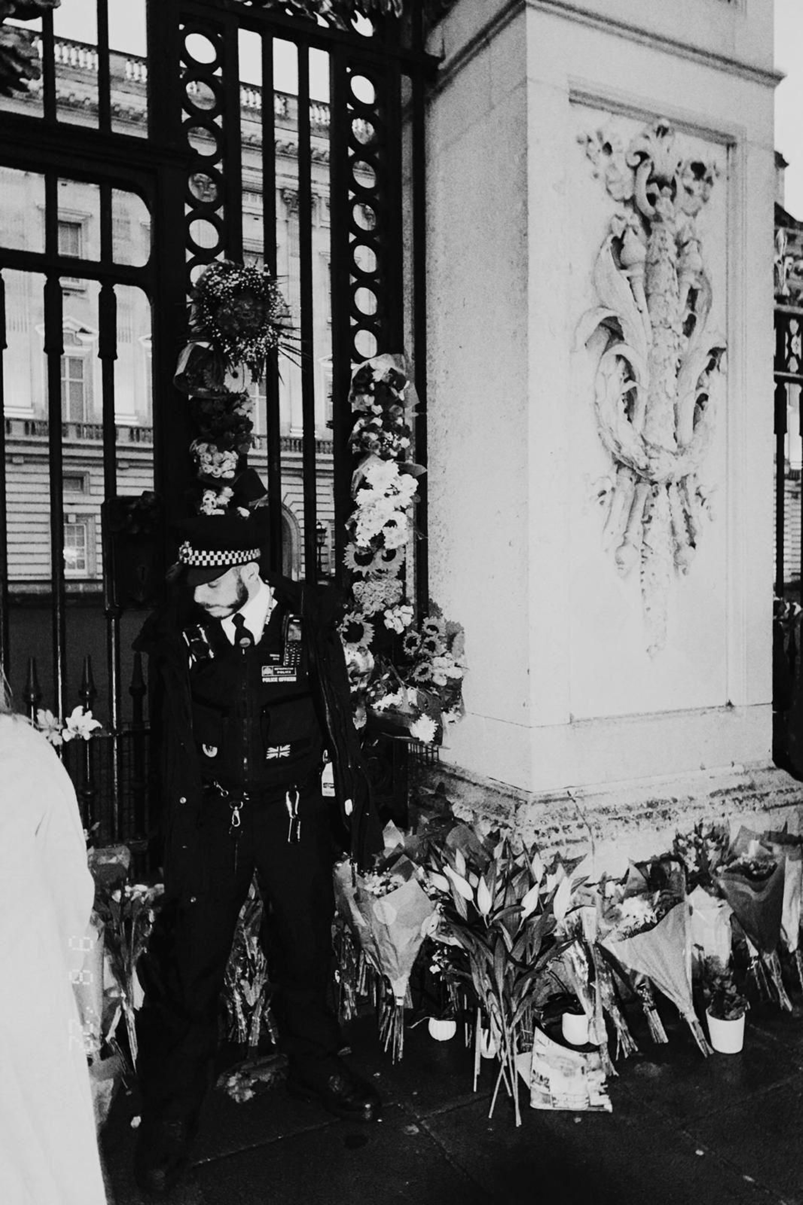 Los británicos acuden a Buckingham Palace tras el anuncio de la muerte de Isabel II