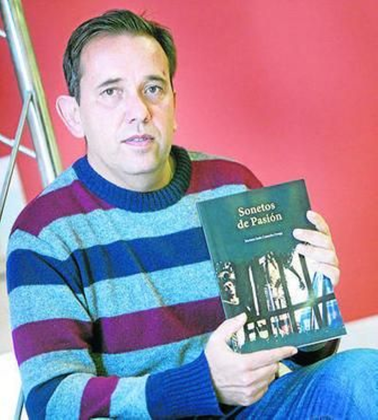 Mariano Jesús Camacho muestra su libro de sonetos.