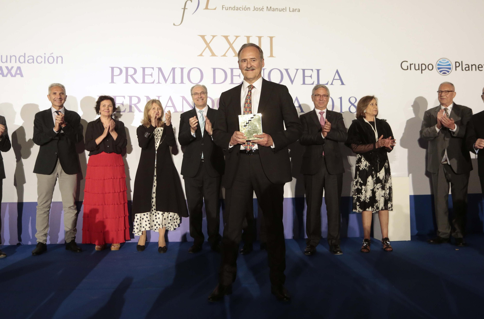 Los integrantes del jurado y las autoridades aplauden al ganador, Jorge Molist, tras recoger el premio que otorgan el Grupo Planeta y AXA.