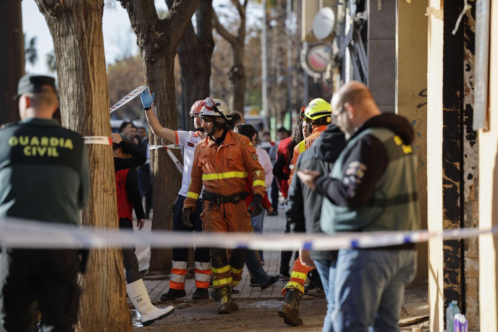 Bomberos y Guardia Civil en el lugar del accidente.