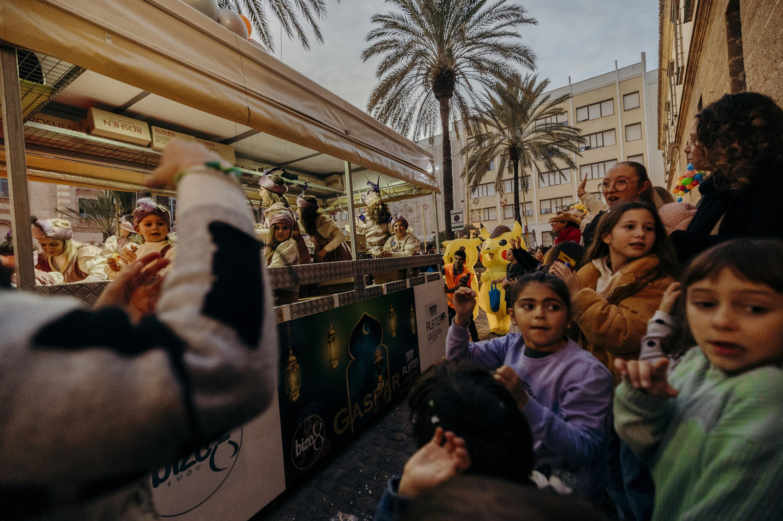 Imágenes de la cabalgata de Reyes del barrio del Mentidero