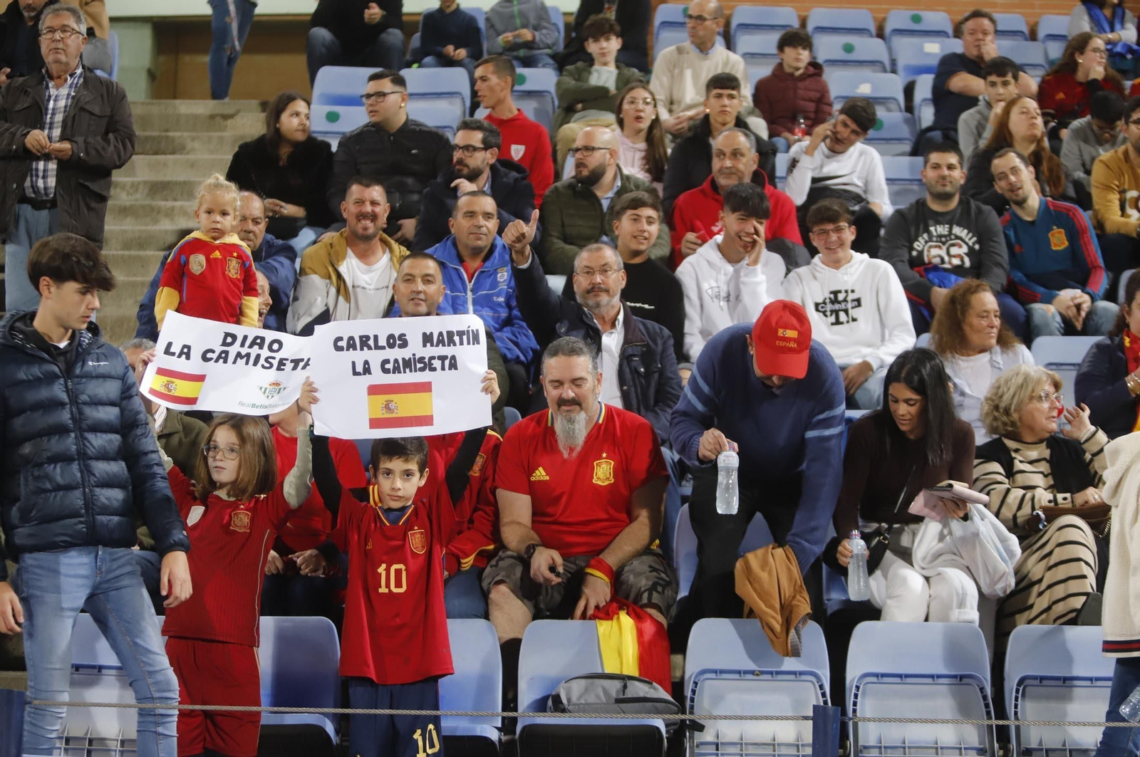Gran ambiente para ver la selección española sub-21 en Huelva