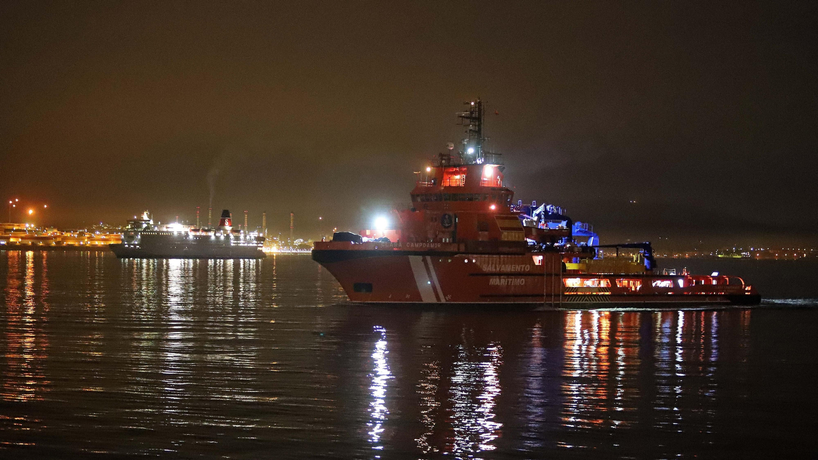 Fotos del traslado a Algeciras del helicóptero de Aduanas accidentado