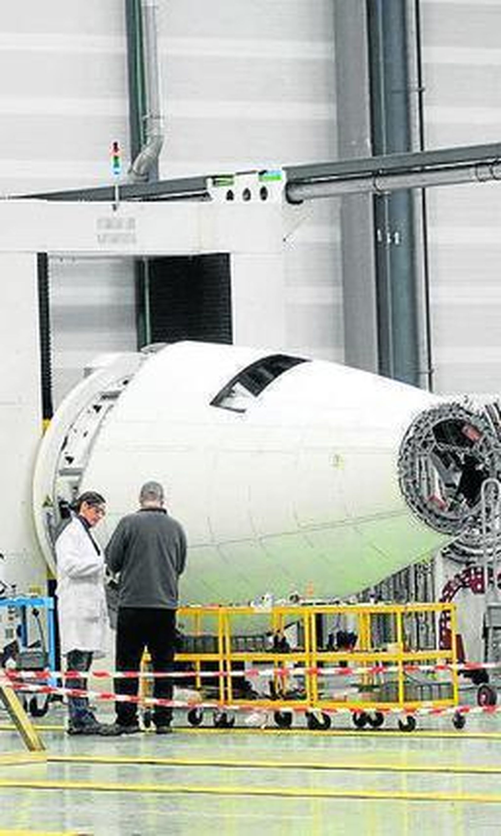 Cono de cola del avión A350 de Airbus que se monta en la planta de Alestis  en Puerto Real.  / BORJA BENJUMEDA