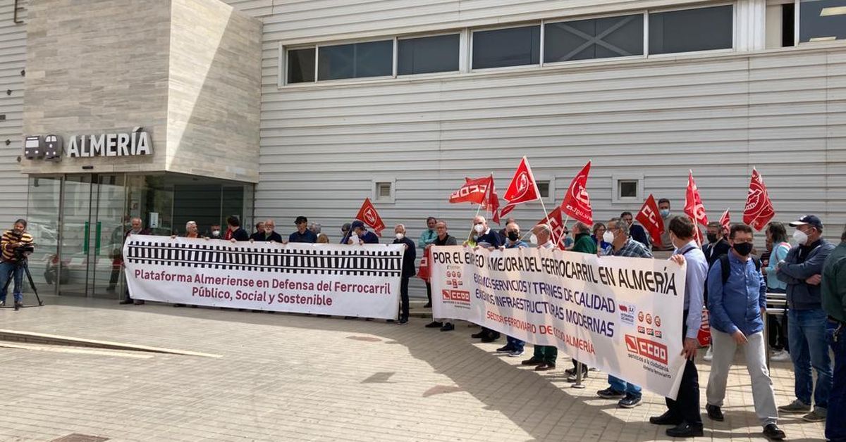 Trabajadores de Renfe y Adif se concentran por el desmantelamiento del ...