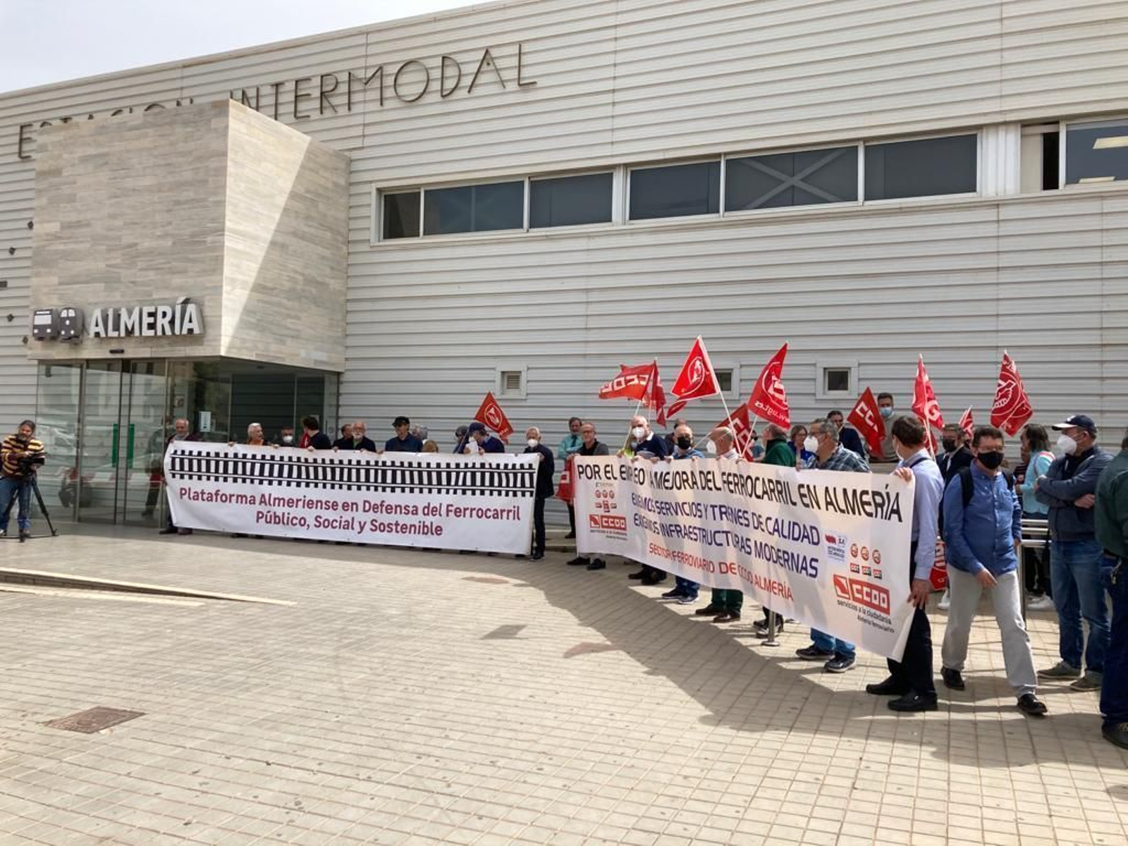 Trabajadores de Renfe y Adif se concentran en la Intermodal contra el desmantelamiento del ferrocarril en Almería