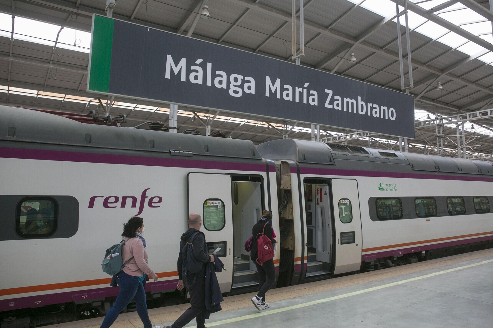 El primer viaje del AVE entre Málaga y Granada, en imágenes