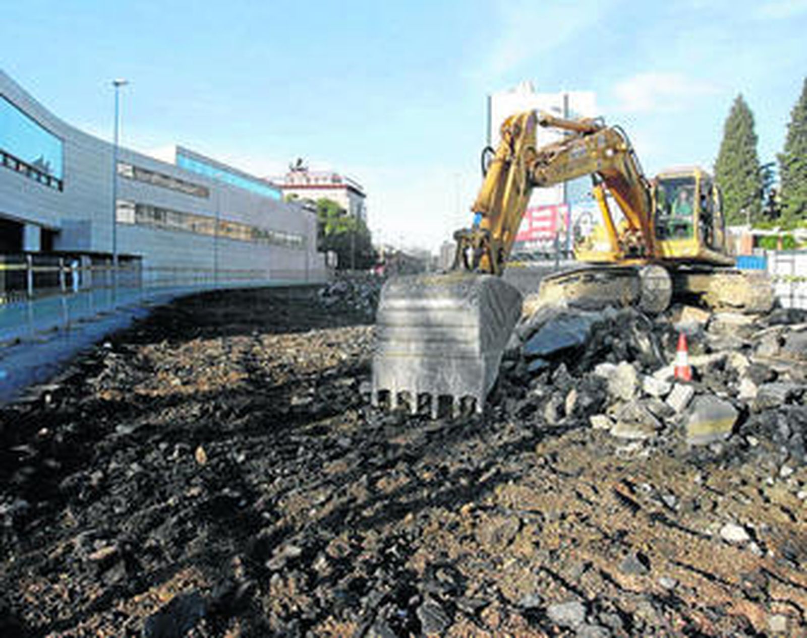 Una pala retira los restos del alquitrán junto al Seminario, previa a la ejecución de las pantallas.