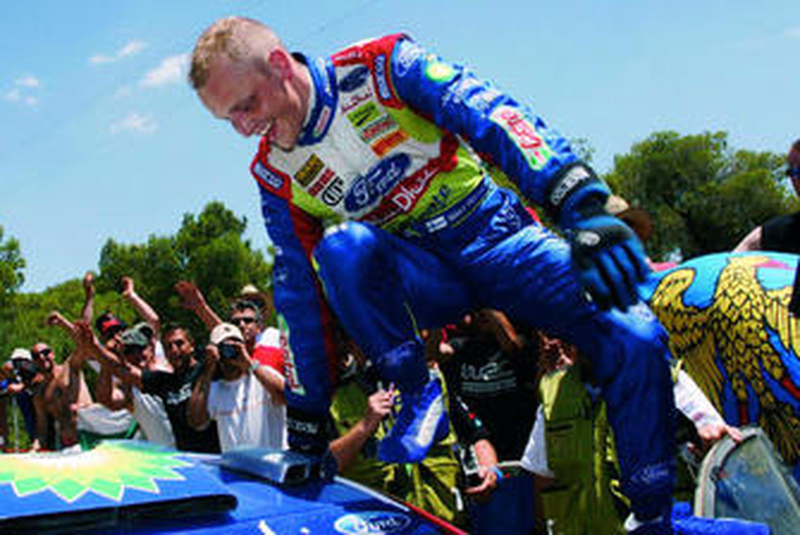 Mikko Hirvonen, celebrando su triunfo en el Rally Acrópolis.
