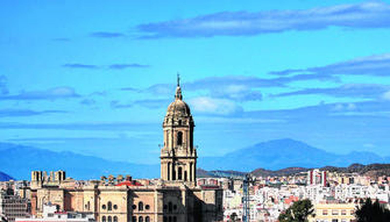 El cielo en los días claros de otoño es uno de los principales valores de Málaga, pero para disfrutarlo hay que tener ojos de niño.