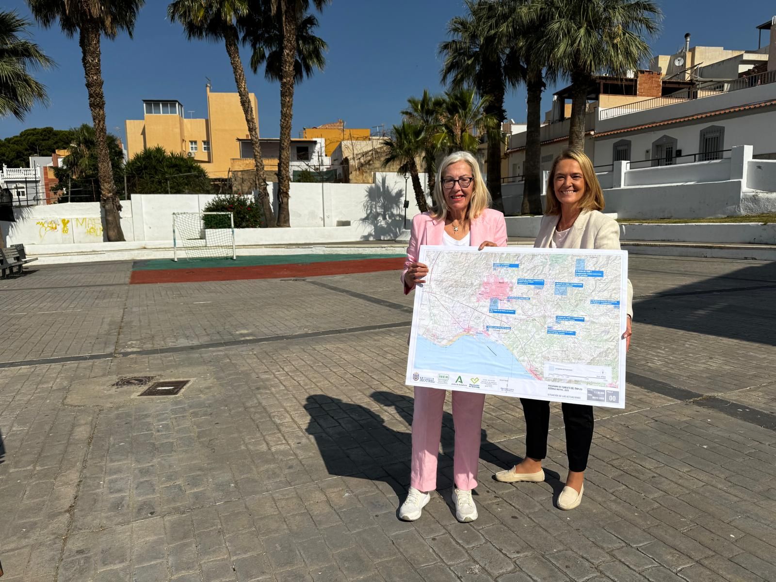 La teniente de alcalde de Urbanismo, María Ángeles Escámez, y al alcaldesa de Motril, Luisa García Chamorro