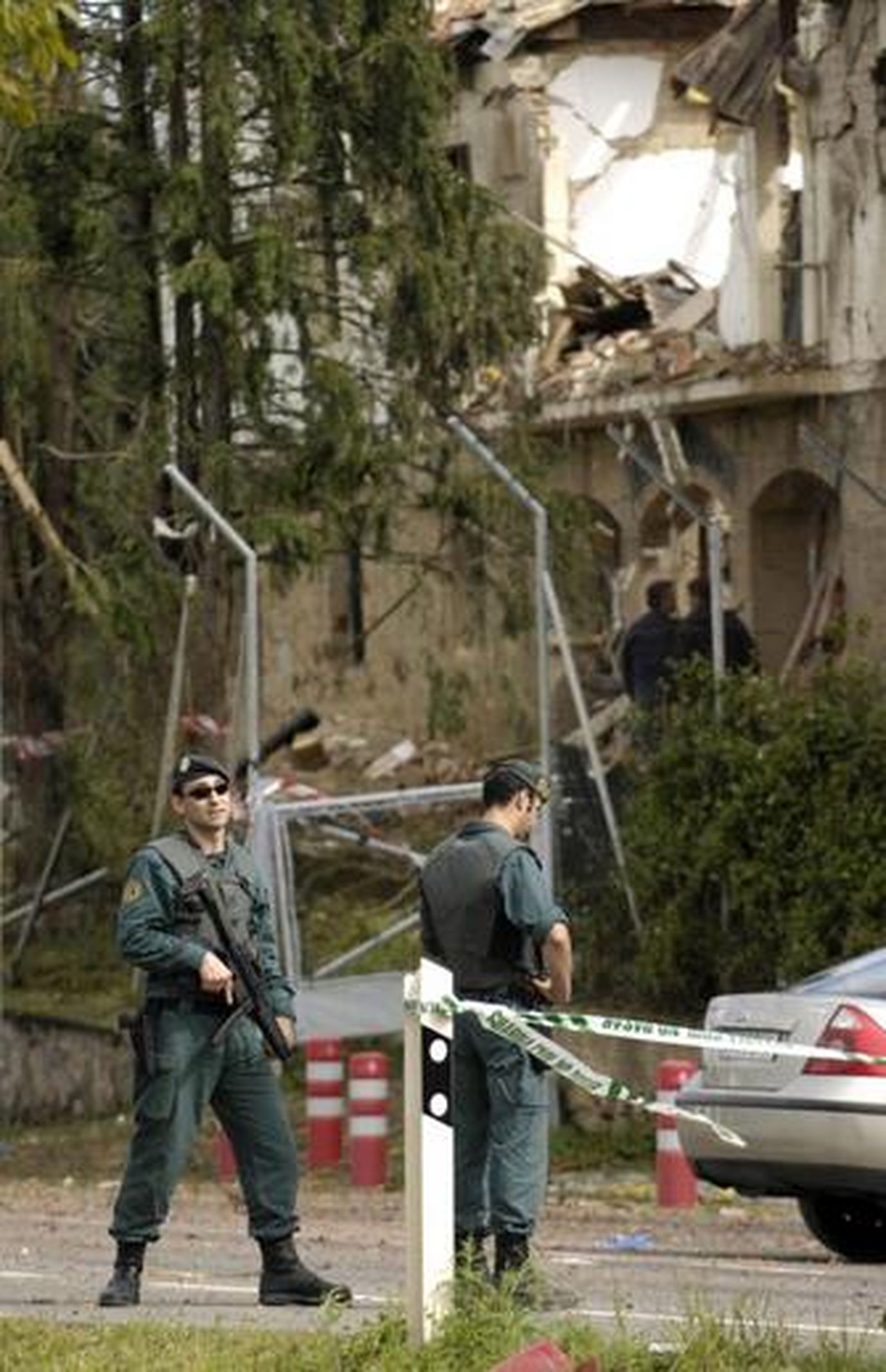 Agentes de la Guardia Civil patrullan junto a la casa cuartel.