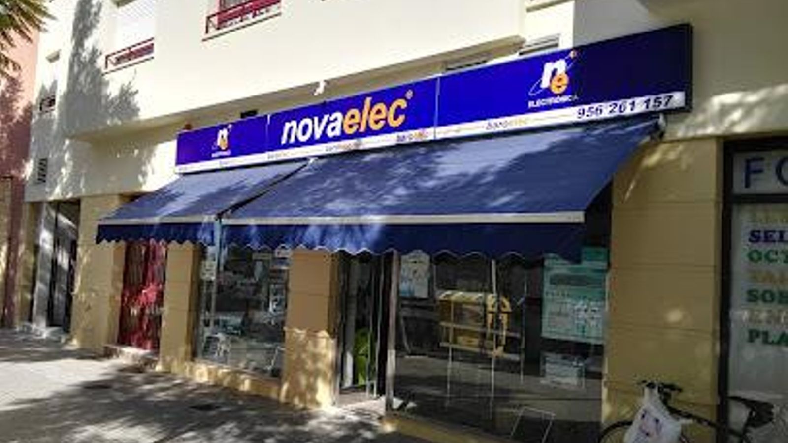 La tienda Novaelec, ubicada en la calle Poeta Nieto, junto a la iglesia de San José de Cádiz