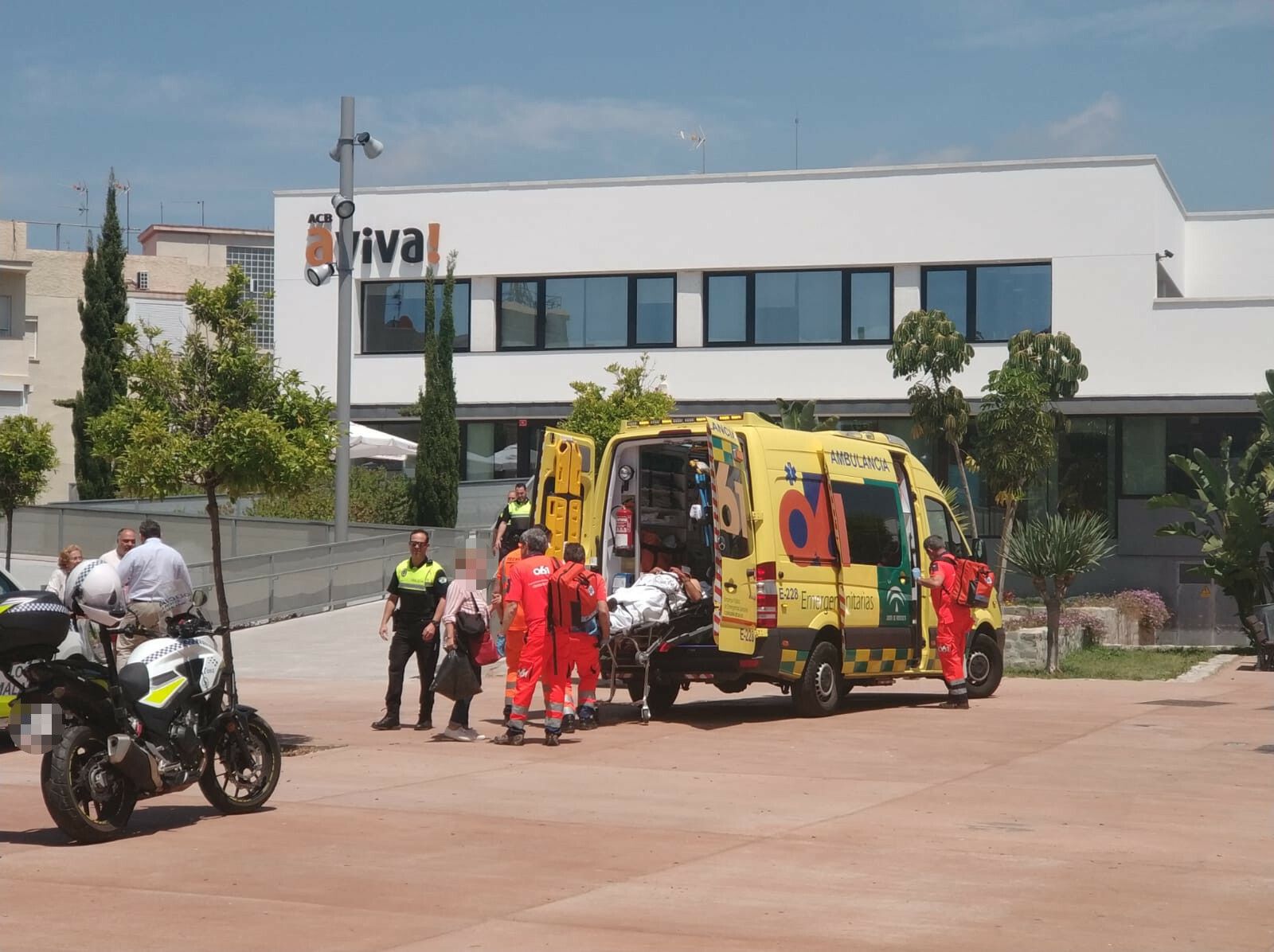 Una ambulancia del 061 junto al gimnasio en el que ocurrió el apuñalamiento.
