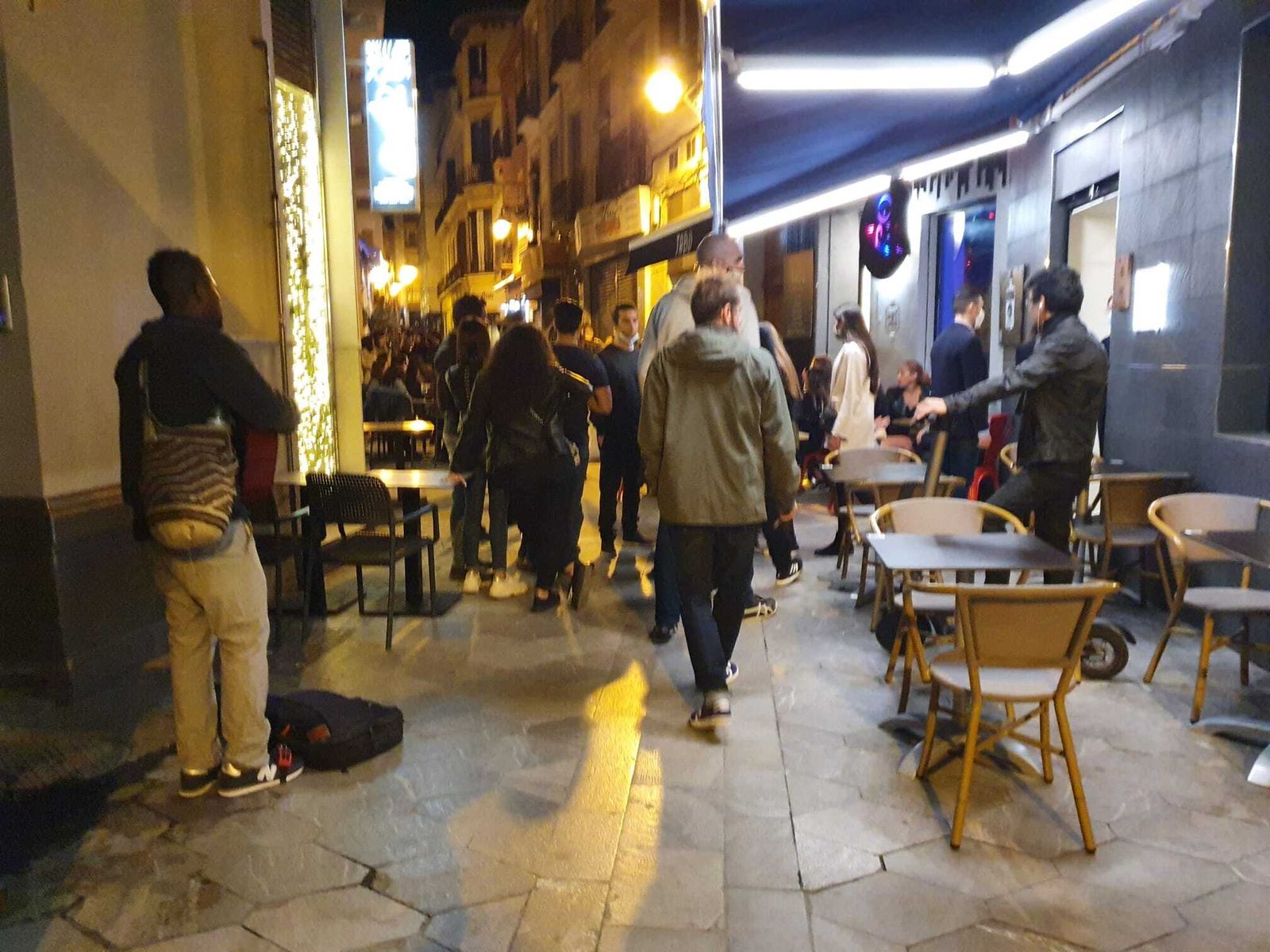 Fotos del 'lleno' en el Centro de Málaga, que apura el toque de queda