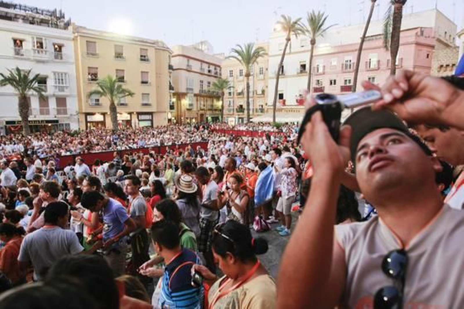 Miles de personas abarrotan las calles de la capital para disfrutar de la  magna de pasos con motivo de la JMJ. Participaron 15 cofradías de la diócesis./Fotos:Julio González

Foto: Julio Gonzalez