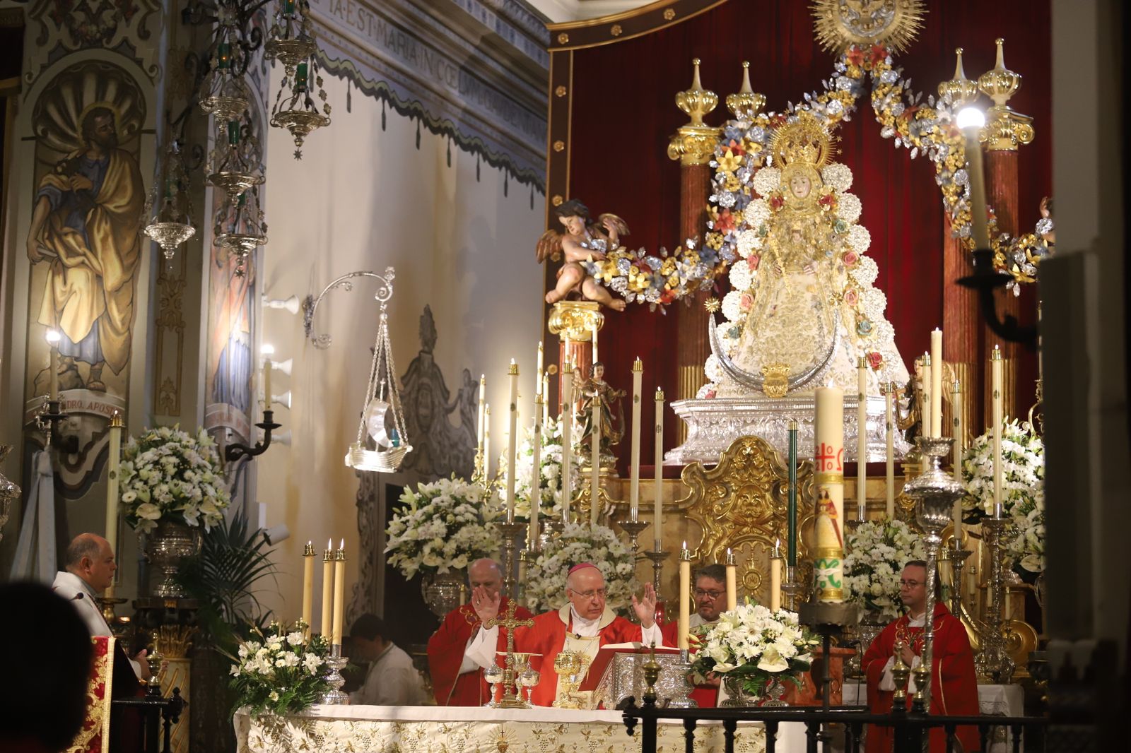 Imágenes de la misa de Pentecostés atípica y a puerta cerrada por el coronavirus, en la parroquia de la Asunción de Almonte