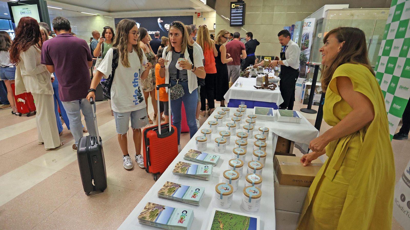 Así ha sido el recibimiento a los pasajeros del vuelo de Las Palmas de Gran Canaria en el Aeropuerto de Jerez