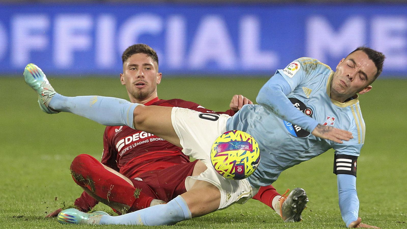 José Ángel Carmona y el céltico Iago Aspas.