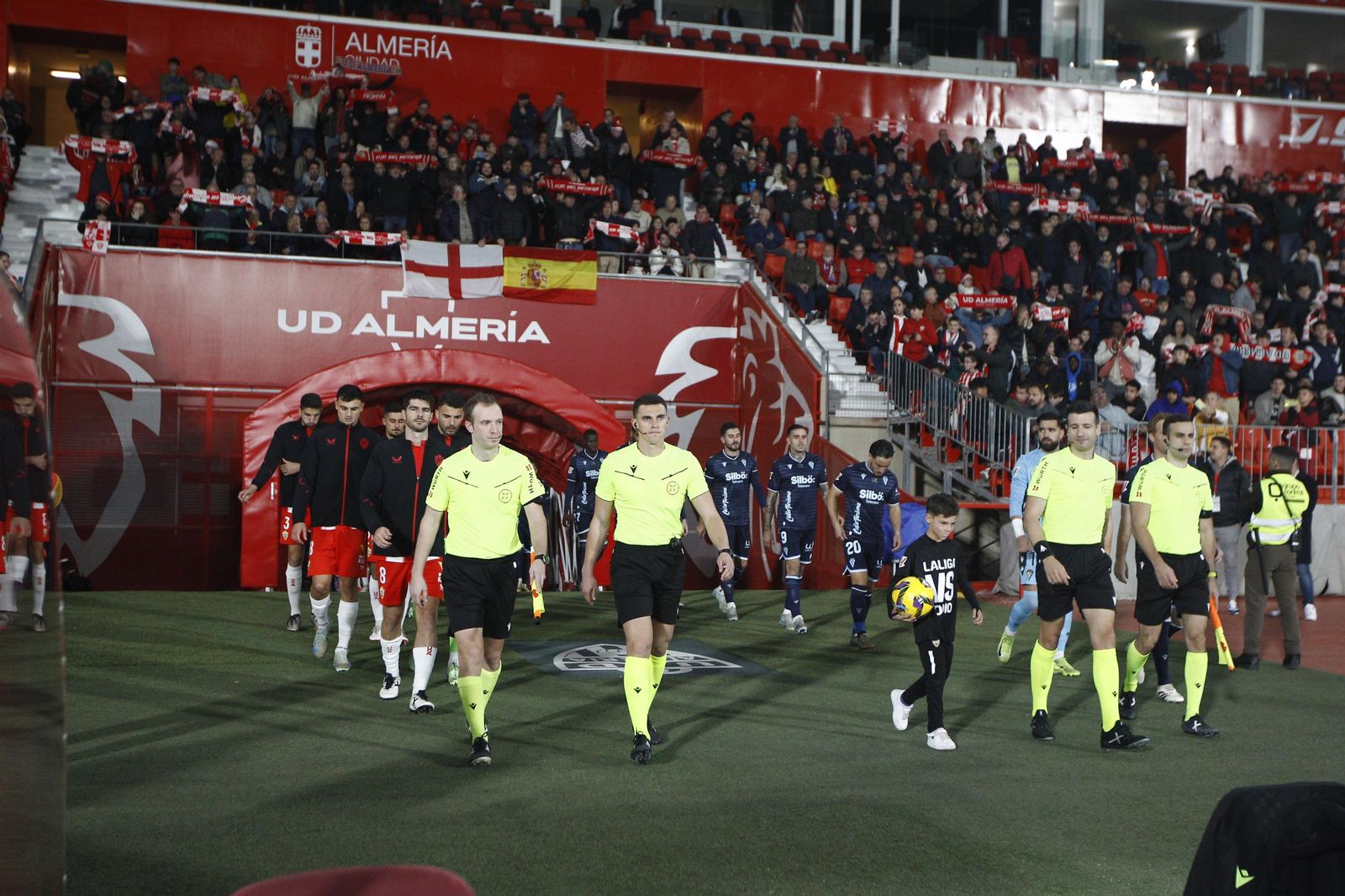 La U.D. Almería empata a uno contra el Cádiz y es campeón de invierno, en imágenes