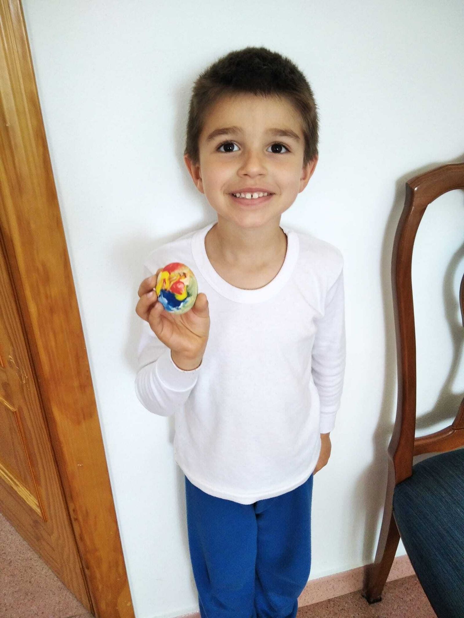 La singular tradición de los huevos pintados de Pascua de Fuente Carreteros, en fotografías