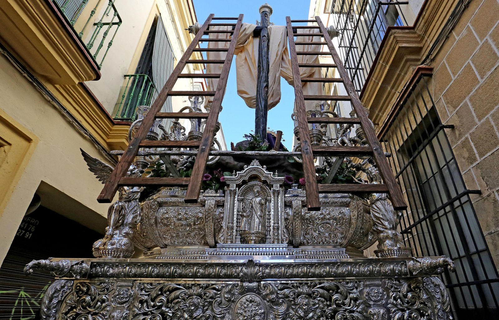 Vista trasera del paso de la Virgen de Loreto por las estrecheces de San Pedro. La Cruz tiene gran protagonismo en este misterio.