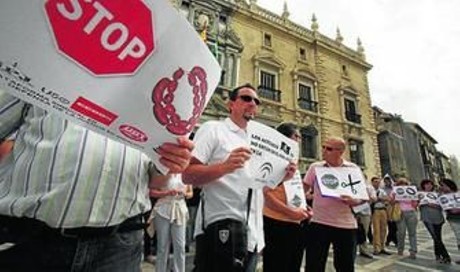 Un grupo de 80 trabajadores de Justicia se concentraron ayer a las puertas del TSJA.