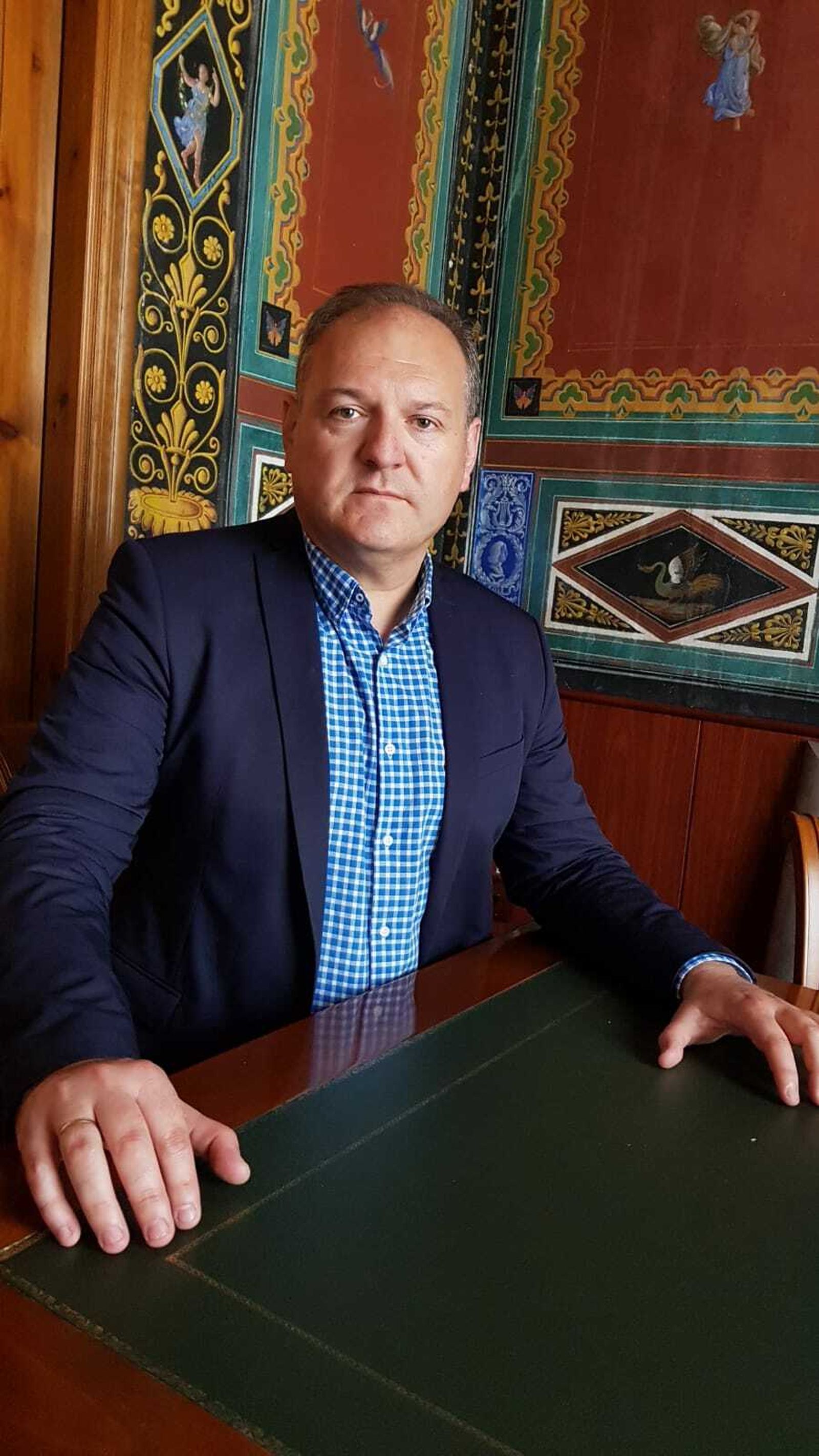 Antonio Fernández Liria en su despacho del ayuntamiento de Cuevas.