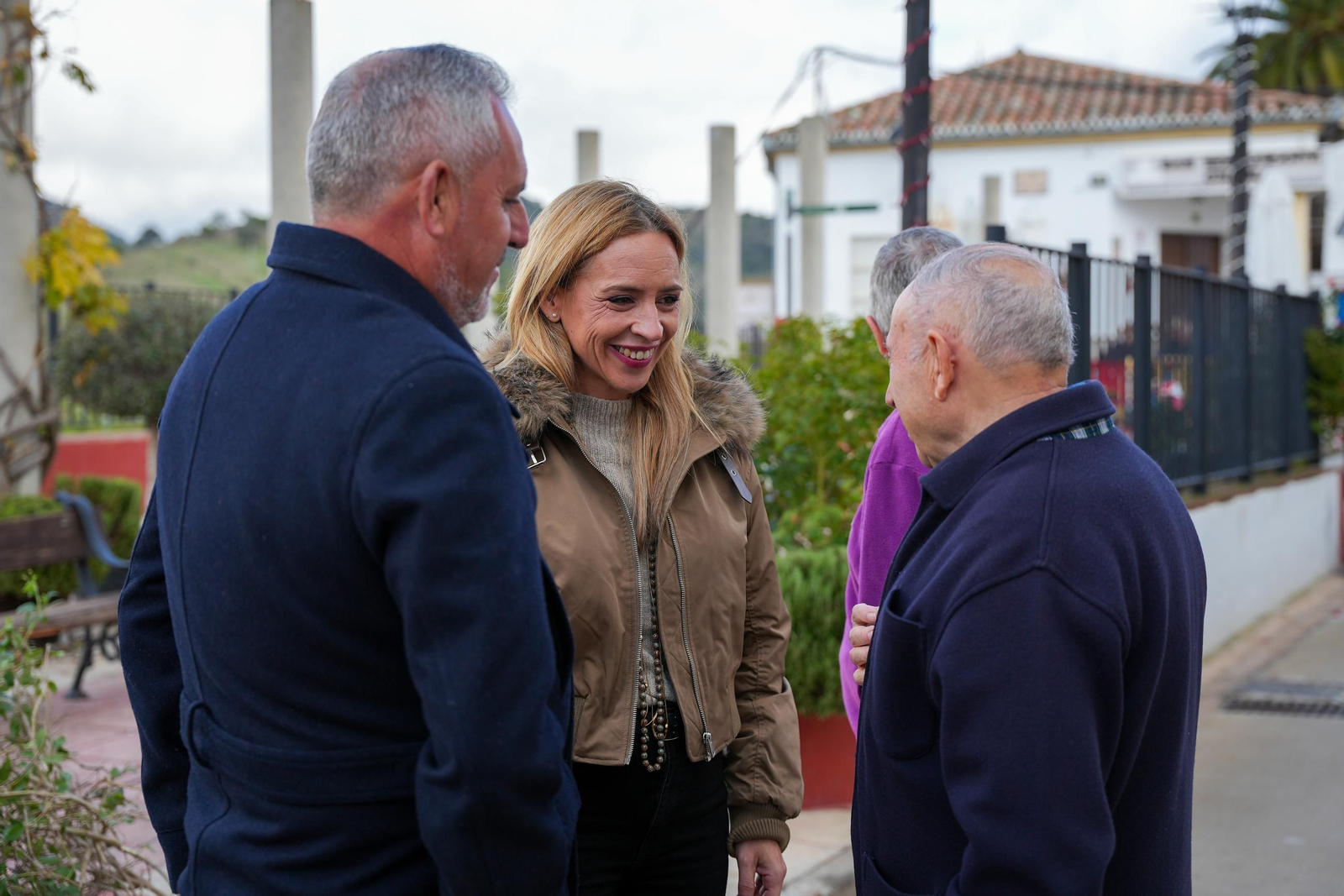 Almudena Martínez con el alcalde de Torre Alháquime en el pueblo.