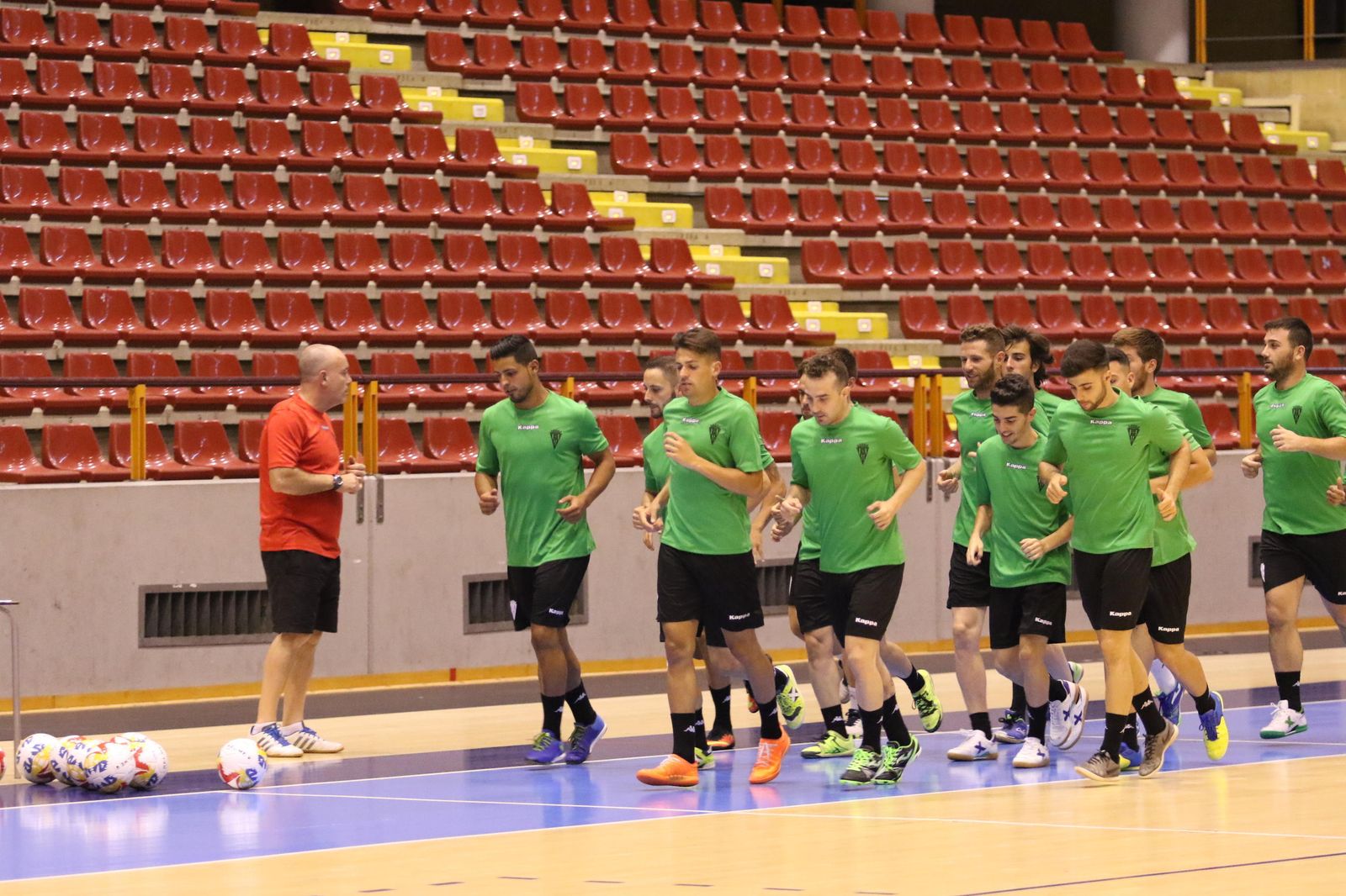 Macario obsreva el calentamiento de sus jugadores.