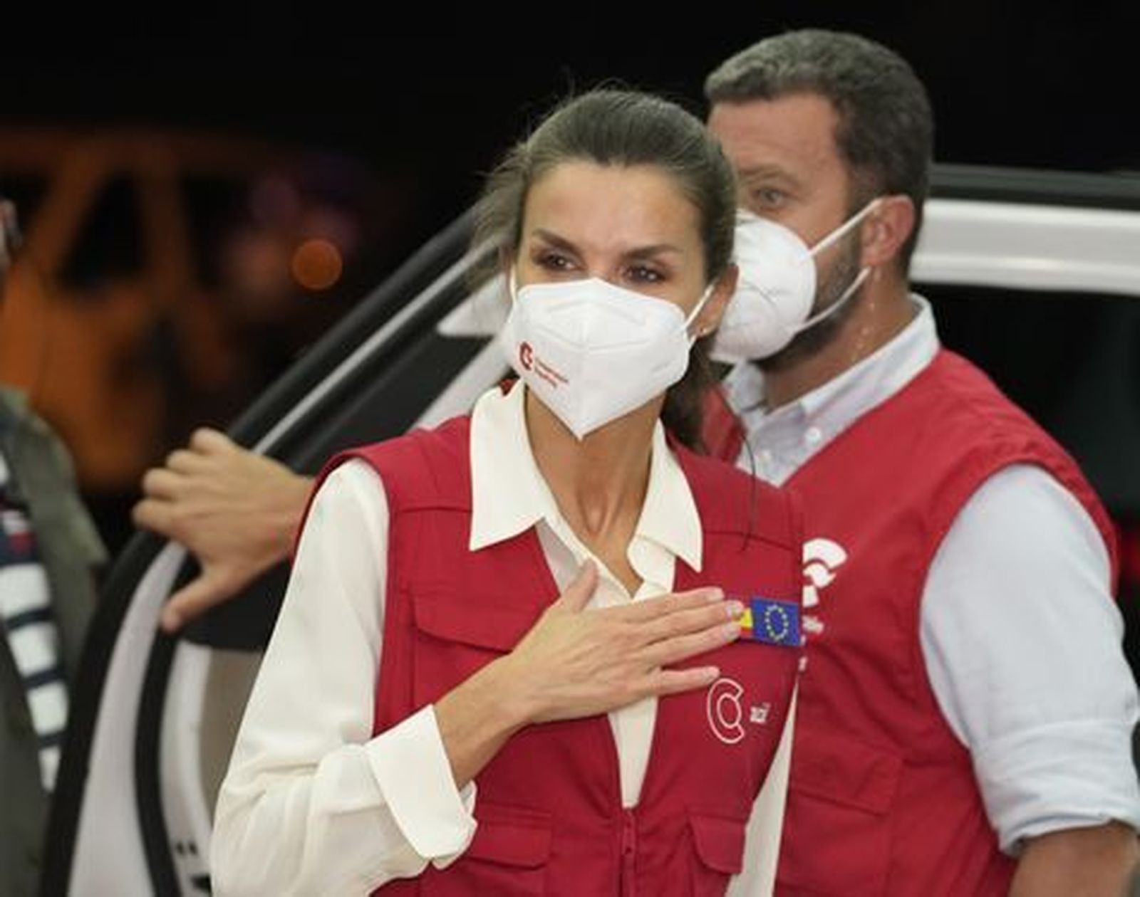 La reina Letizia llevando el chaleco de Cooperación en Paraguay