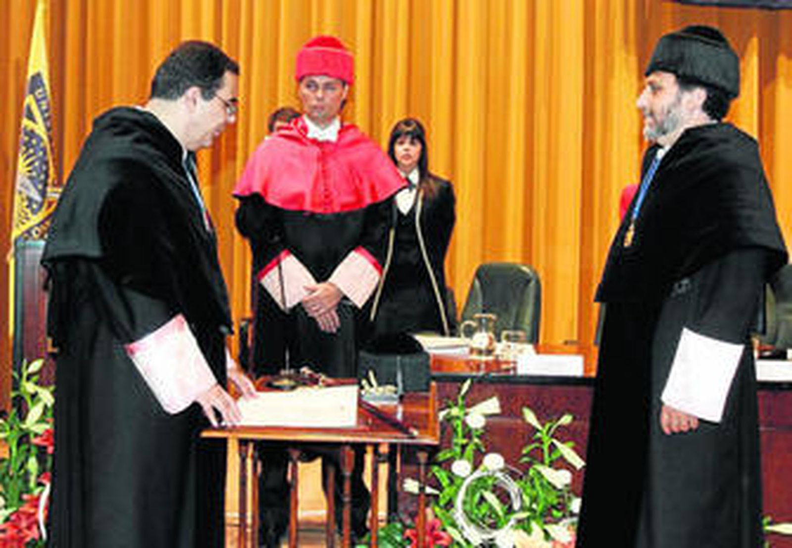 Vicente Guzmán toma posesión de su cargo en presencia de su antecesor, Juan Jiménez.