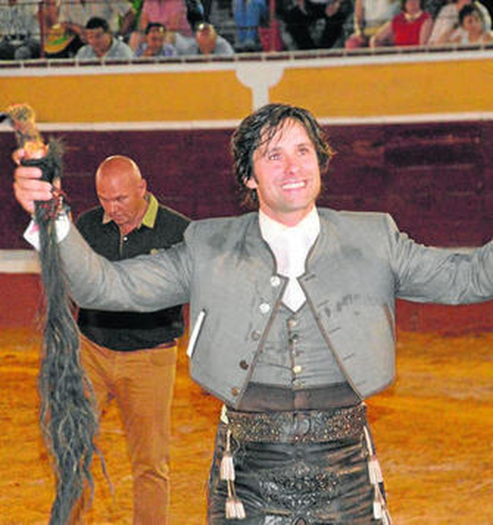 Andrés Romero, con el rabo conseguido ayer en Villarrobledo.