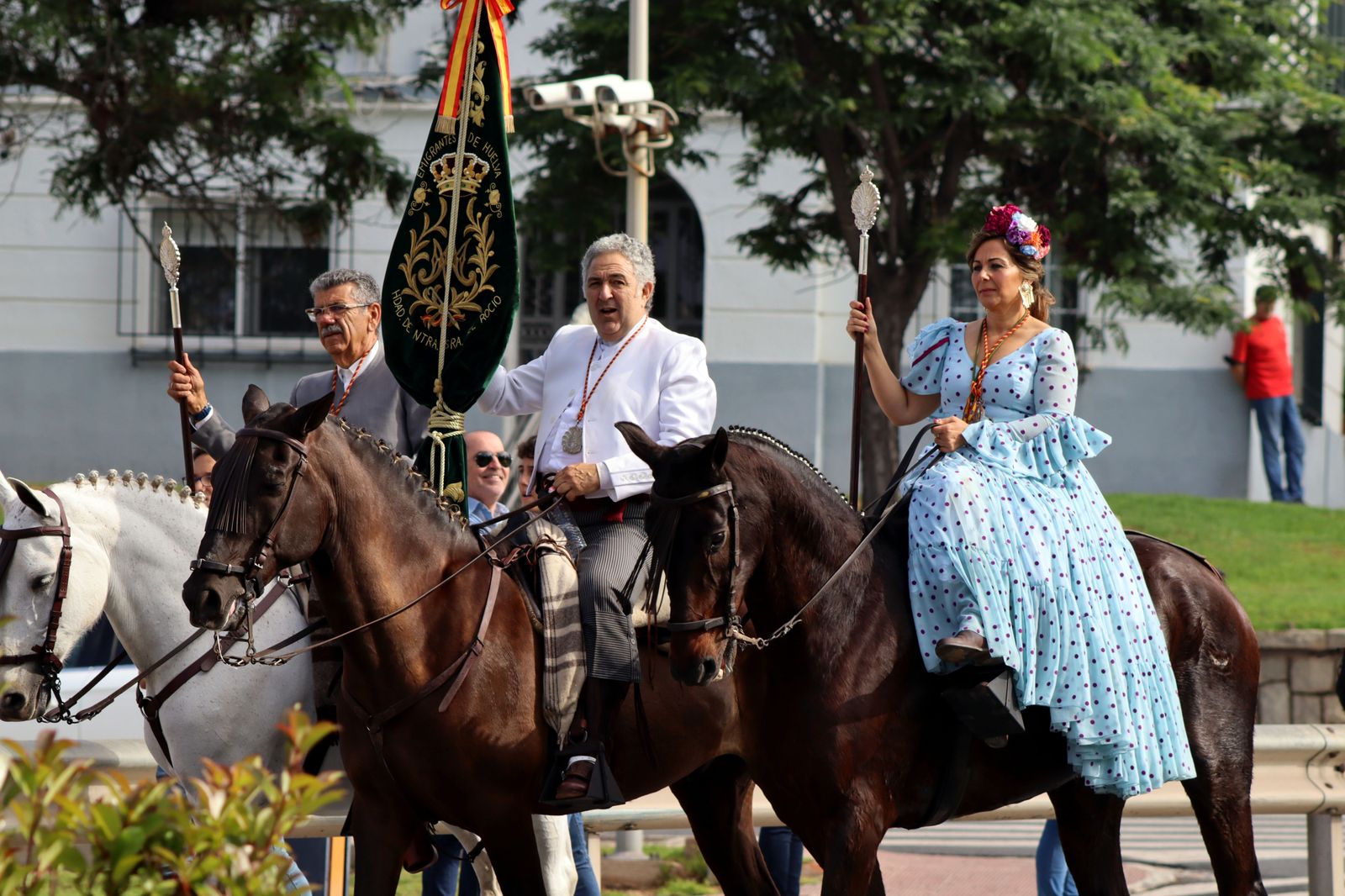 El Rocío 2023: Imágenes de la Hermandad de Emigrantes en su salida de Huelva