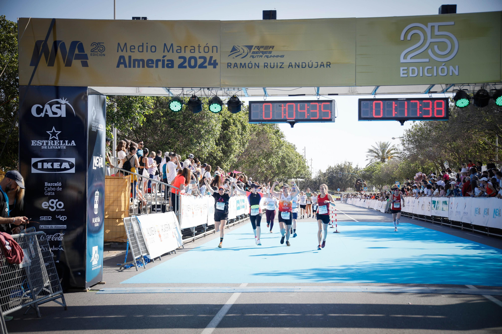 Imágenes de la llegada de la Media maratón Ciudad de Almería