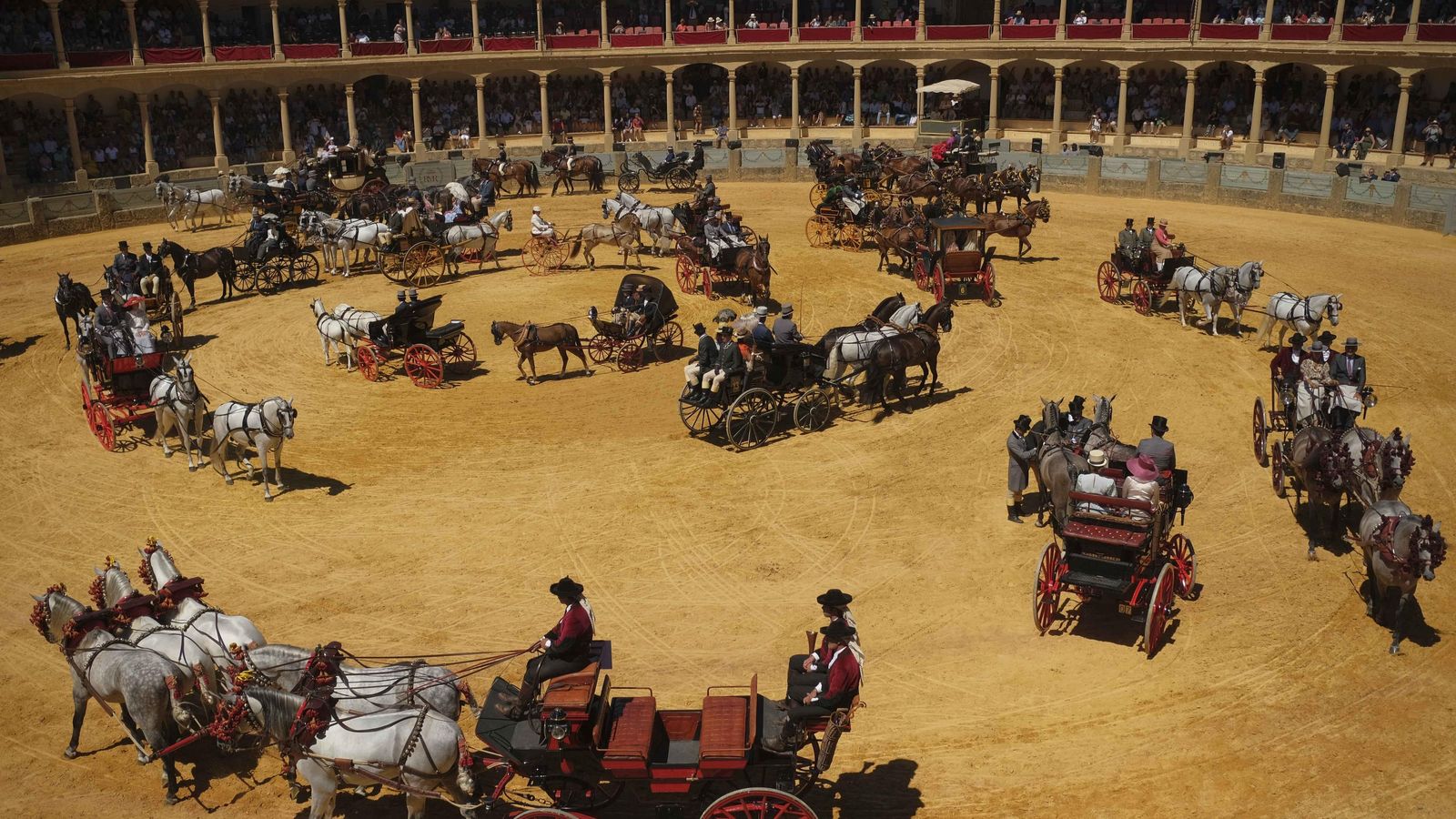 Carrusel de enganches, este domingo, en la plaza de toros de Ronda. Carrusel de enganches, este domingo, en la plaza de toros de Ronda.