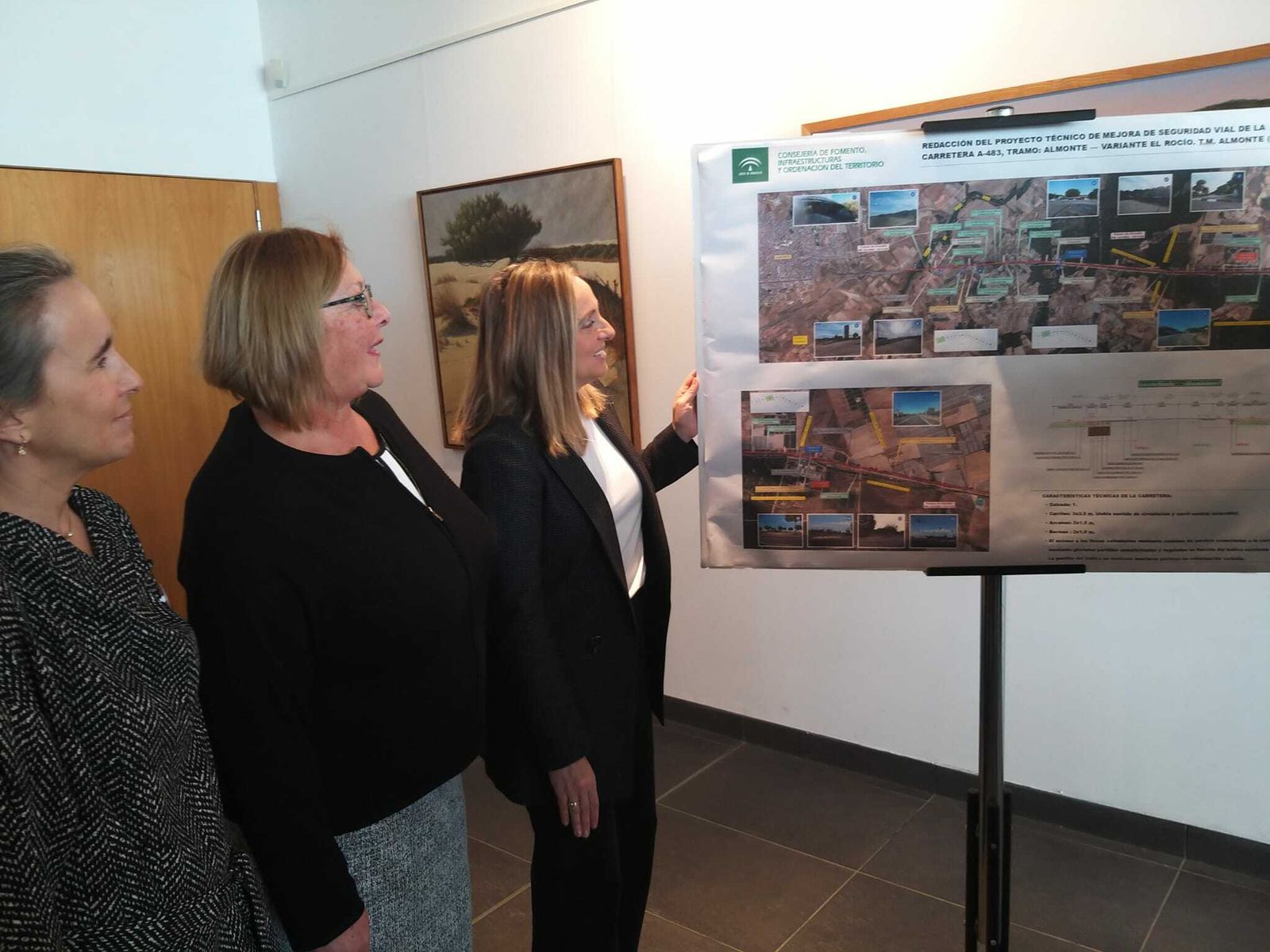 La consejera en la presentación hoy del tercer carril reversible entre Almonte y El Rocío.