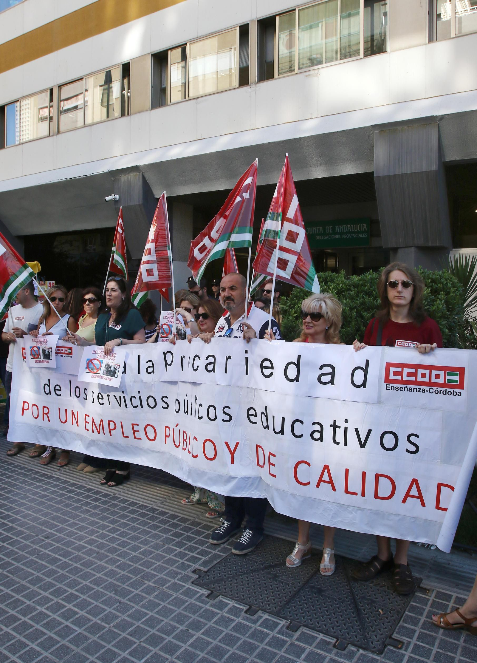 Protesta, ayer, a las puertas de la Delegación de Educación.