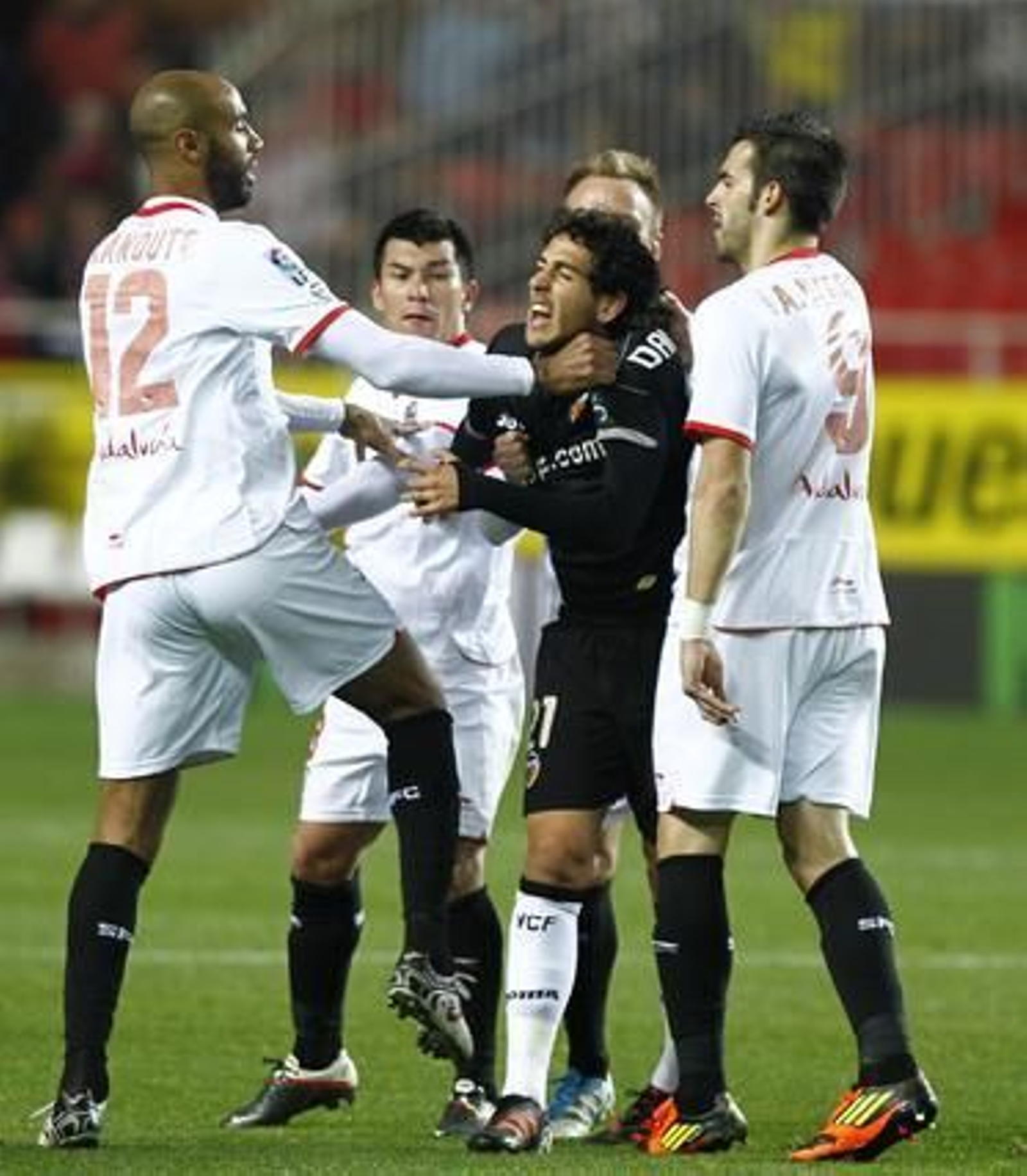 Kanoute se encara con el valencianista Parejo. / Antonio Pizarro