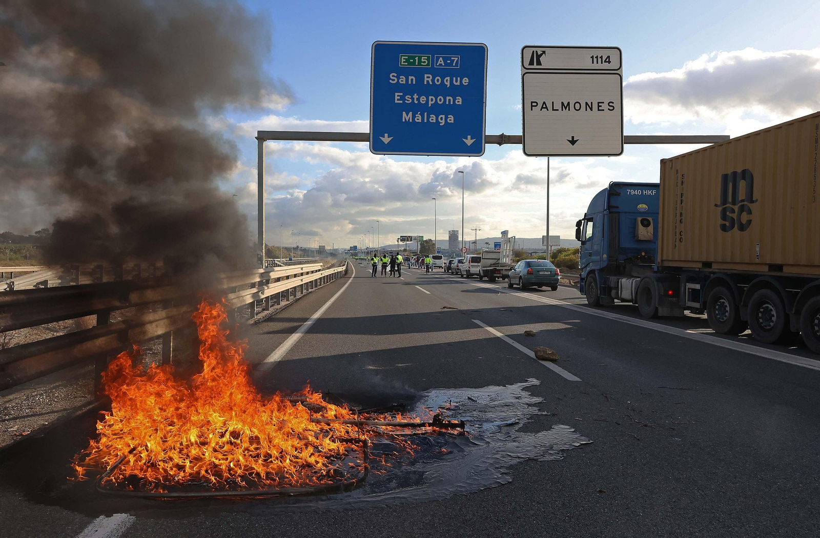 Imágenes del corte de la A7 por los huelguistas de Acerinox tras las negociaciones en el Consejo Andaluz de Relaciones Laborales